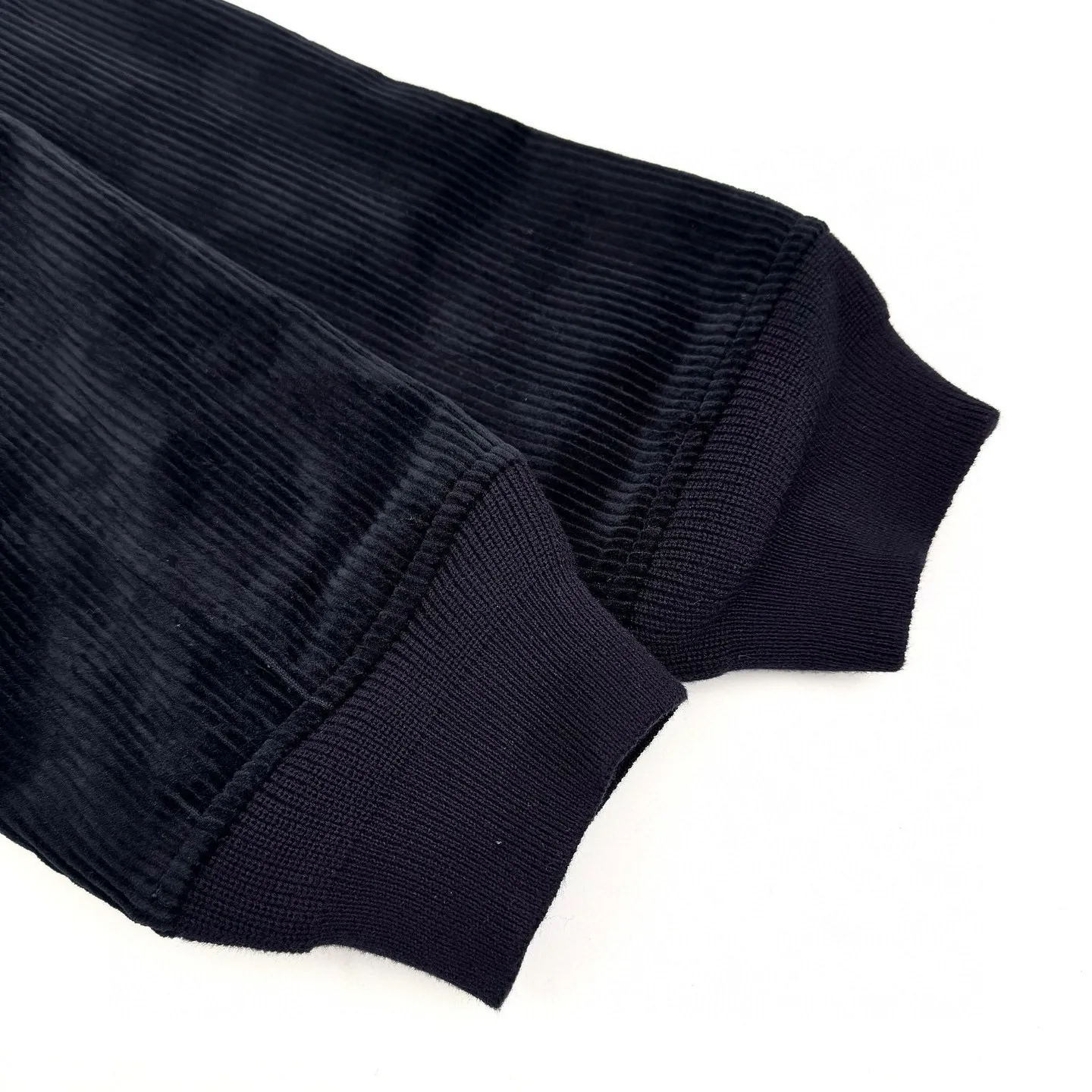 P550 Exclusive supply] Ralph Lauren pony embroidered corduroy jacket. The original purchase was RMB 3,990. The fabric is made of customized wide-ribbed corduroy fabric. It has clear texture and excellent texture. It is comfortable and close to the skin. It is elegantly presented with a touch of deep navy blue. It is low-key and luxurious. The exquisite red pony logo is embellished throughout, igniting the overall vitality and passion. The stand-up collar design is simple and elegant. When the light falls, it shows subtle changes in luster and is intertwined with the undulations of the wide ribs. The jacket is infused with a fresh soul. It has extremely high matching flexibility and adopts imported machine embroidery technology. It uses advanced computer control systems and precision mechanical components to realize the iconic pony embroidery operation. High precision. The lines are smooth and delicate. The template machine opens the bag. The preset template guides the position, shape and size of the bag. The accuracy ensures the quality of the bag opening effect. The infrared positioning cutting machine uses infrared transmitters and infrared receivers to achieve precise positioning of materials. The accuracy can reach the micron level. In order to meet the effect of high-precision cutting of plaid alignment, the fabrics have been carefully washed, have a better hand feel, are not easy to deform, are not easy to shrink, are not easy to fade, and maintain long-term beauty. Size:S-M-L-XL